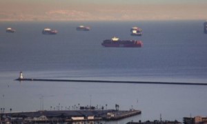 Kỷ lục 56 tàu container xếp hàng dài tại các cảng Los Angeles và Long Beach