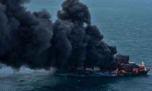 Tàu container Singapore chở a-xít cháy nổ ngùn ngụt giữa biển