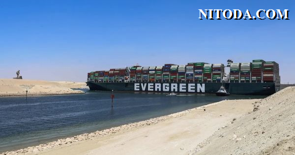 Tàu Ever Given bị mắc cạn tại Kênh đào Suez vào tháng 3/2021